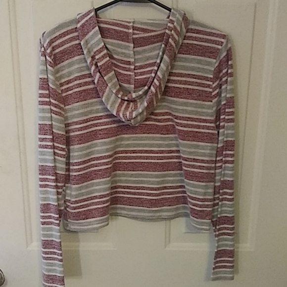 Crop Style sweater with a hood - Picture 3 of 3